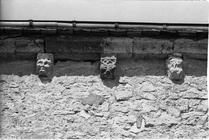 Détail modillons du mur sud.
