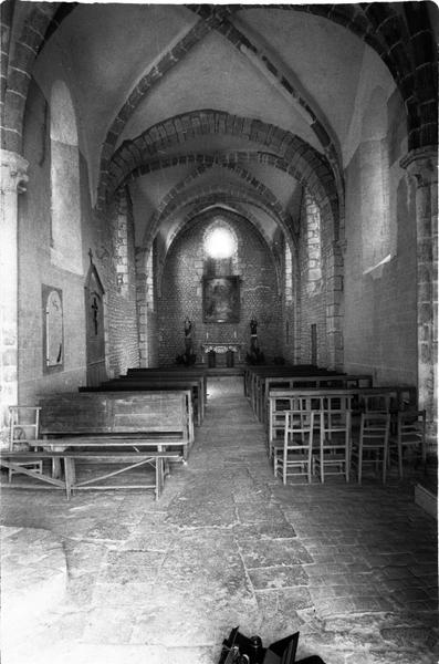 Vue axiale de la nef vers le choeur.