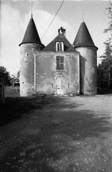 Façade est, vue d'ensemble.