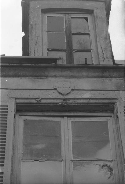 Inscription écu sur le linteau de fenêtre.