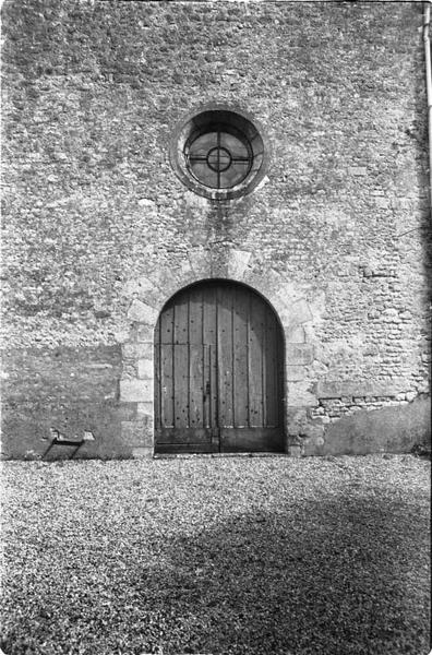 Façade ouest, vue d'ensemble du portail d'entrée.