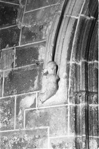 Détail du culot de la voussure à gauche du portail d'entrée.
