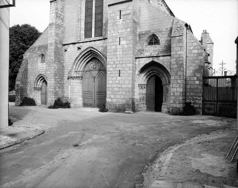 Façade ouest, vue d'ensemble du portail.