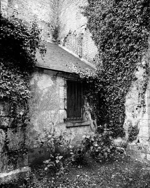 Côté est du clocher, traces d'arcatures.