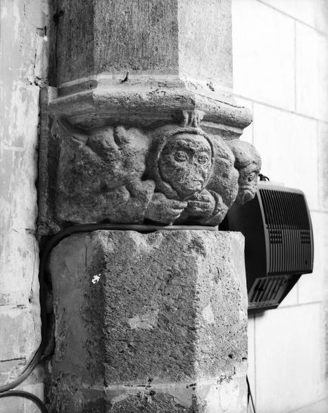 Relief sculpté décoré sur pilier nord du choeur.