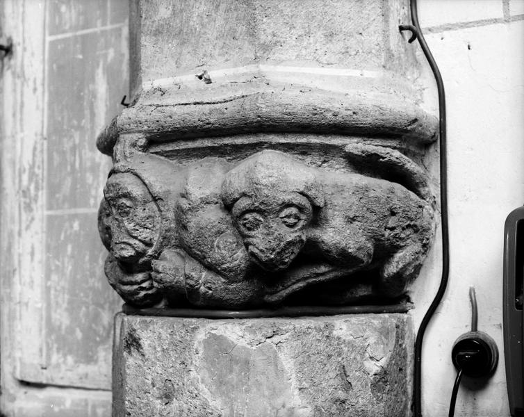 Relief sculpté décoré sur pilier sud du choeur.