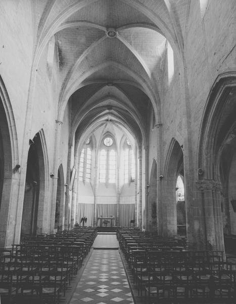 Vue axiale de la nef vers le choeur.