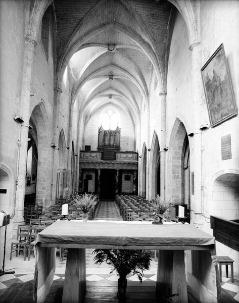 Vue axiale du choeur vers la nef.