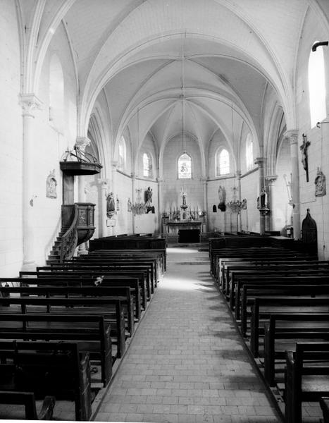 Vue axiale de la nef vers le choeur.