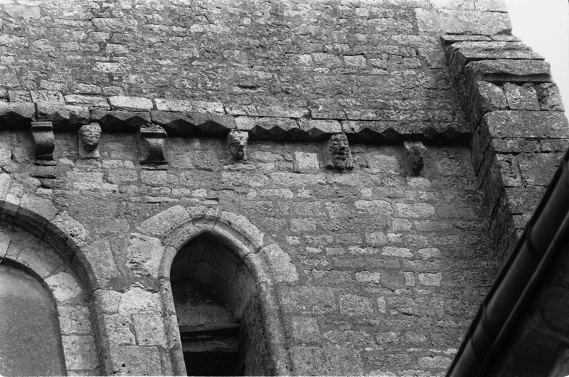 Côté ouest du clocher, vue d'ensemble des modillons.