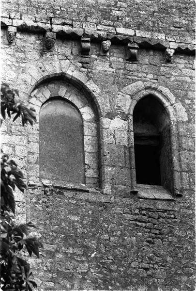 Côté ouest du clocher, vue d'ensemble des baies et modillons.