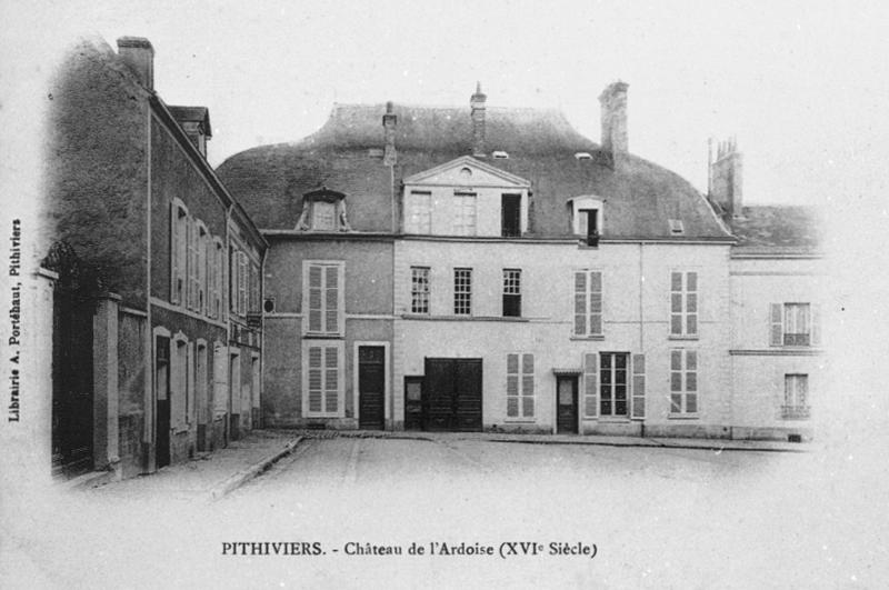 Façade sur la place, vue d'ensemble, état avant restauration.