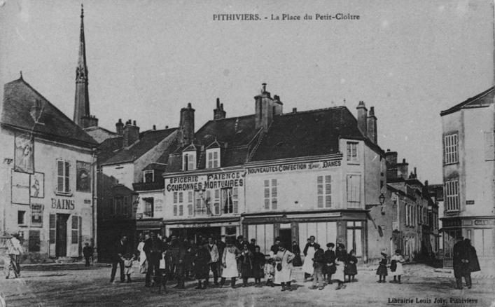 Vue d'ensemble de l'ancienne place du Petit Cloître.