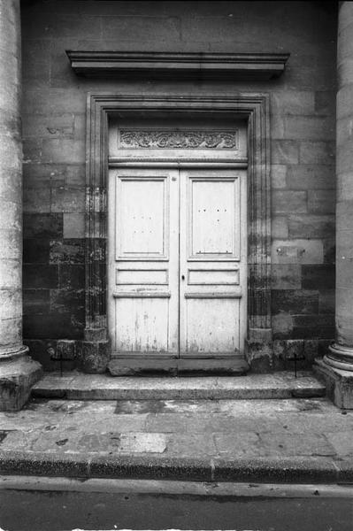 Façade sur rue, vue d'ensemble du portail.