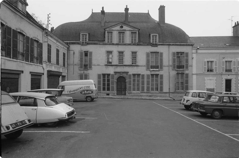 Façade sur la place, vue d'ensemble.