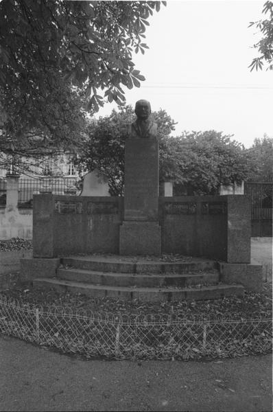 Vue d'ensemble du monument en bronze.