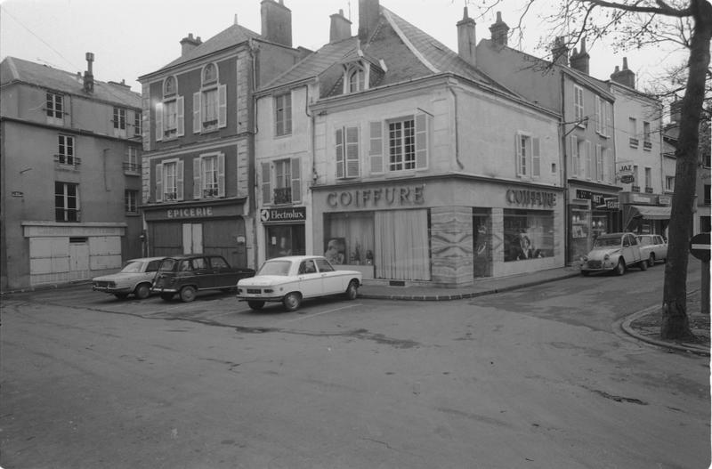 Façades sur rue des maisons, début 19e siècle.