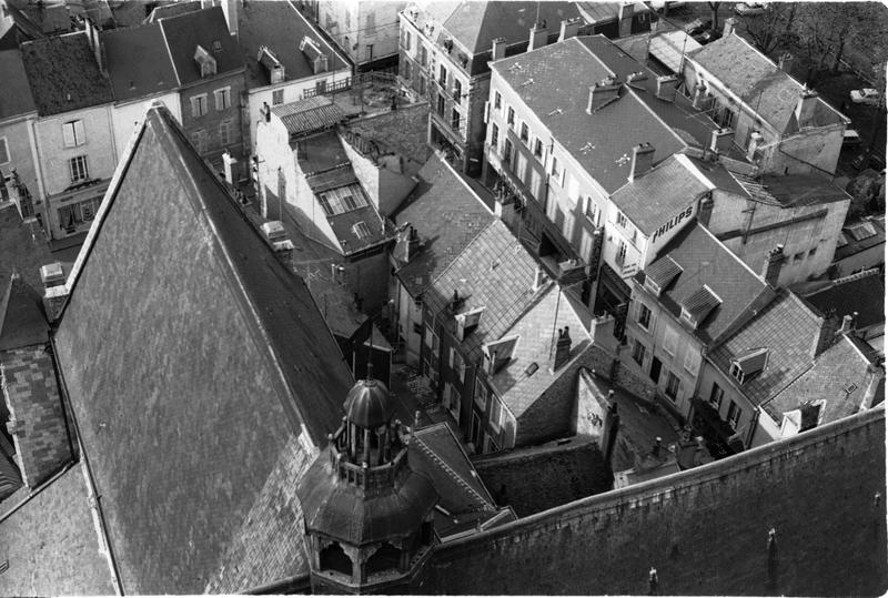 Quartier de l'église Saint-Salomon Saint-Grégoire, de la rue de l'Eglise à la rue du Croissant, vue prise des hauteurs de l'église.