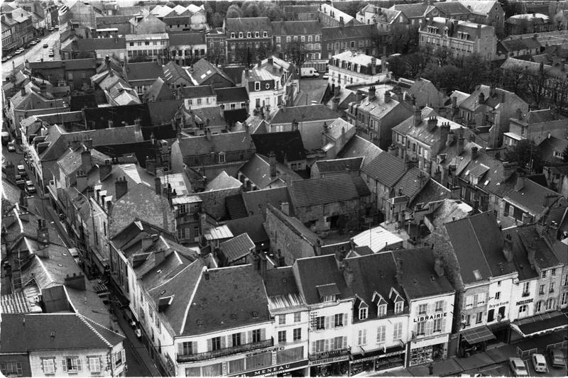 Quartier ouest de la vieille ville, délimité par la place du Martroi au premier plan, la rue de la Couronne à gauche et la rue de la Beauce à droite, vue prise des hauteurs de l'église Saint-Salomon.