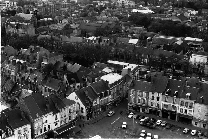 Quartier ouest de la vieille ville, délimité par la place du Martroi au premier plan, la rue de la Couronne à gauche et la rue de la Beauce à droite, vue prise des hauteurs de l'église Saint-Salomon.