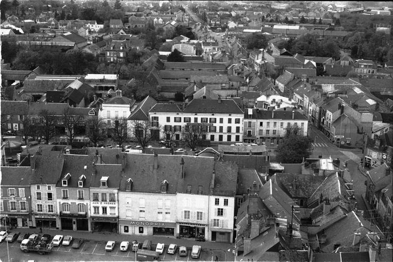 Quartier ouest de la vieille ville, délimité par la place du Martroi au premier plan, la rue de la Couronne à gauche et la rue de la Beauce à droite, vue prise des hauteurs de l'église Saint-Salomon.