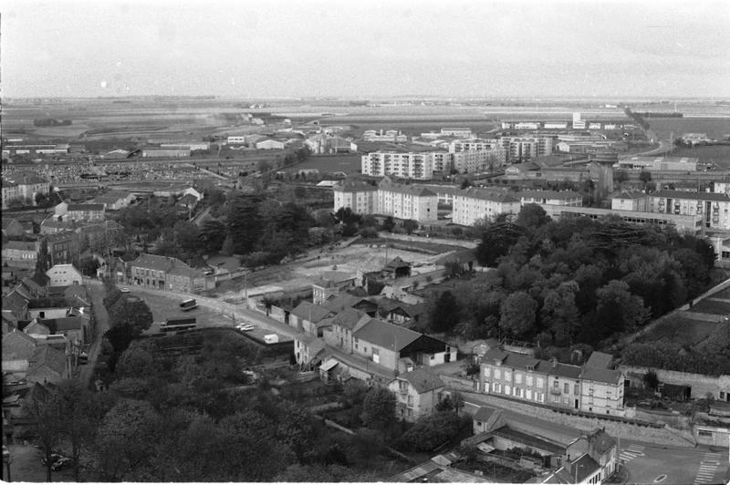 Quartier au nord de la vieille ville, seconde moitié 20e siècle, vue prise des hauteurs de l'église Saint-Salomon.