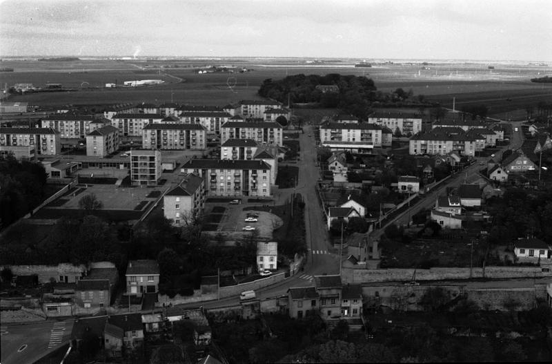 Quartier au nord de la vieille ville, seconde moitié 20e siècle, vue prise des hauteurs de l'église Saint-Salomon.