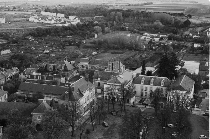 Quartier est de la vieille ville, de la place Denis Poisson à la place des Halles, vue prise des hauteurs de l'église Saint-Salomon.