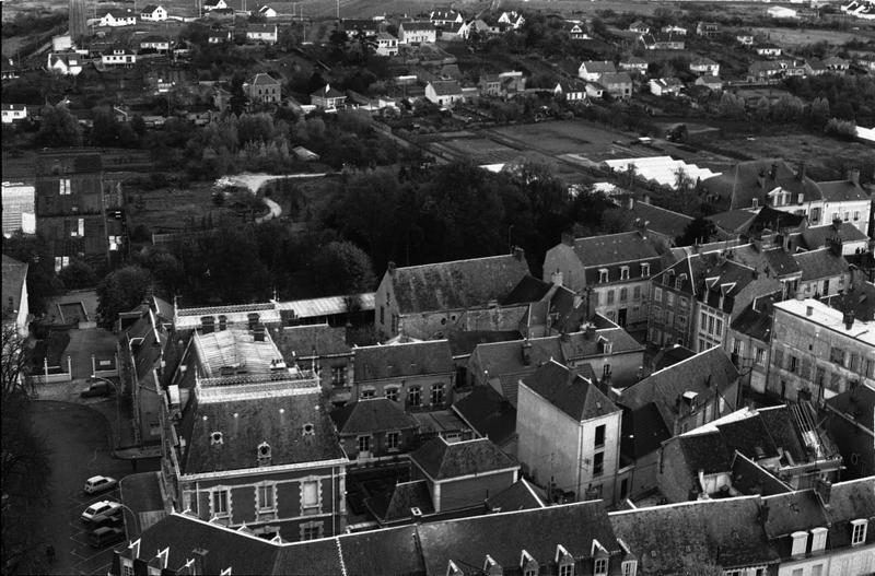 Quartier est de la vieille ville, de la place Denis Poisson à la place des Halles, vue prise des hauteurs de l'église Saint-Salomon.