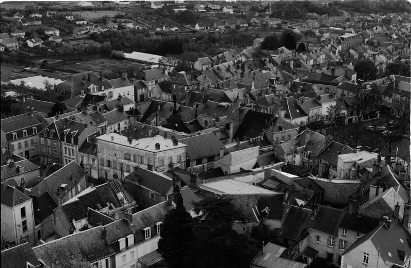 Quartier est de la vieille ville, de la place Denis Poisson à la place des Halles, vue prise des hauteurs de l'église Saint-Salomon.