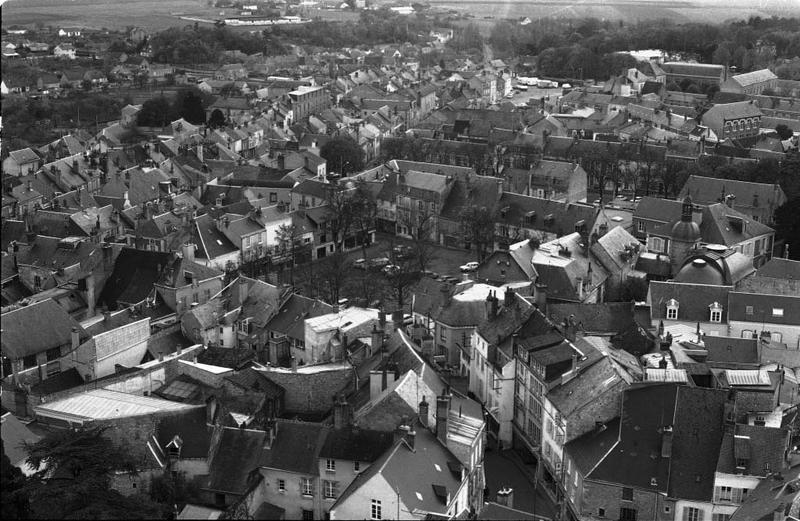 Quartier est de la vieille ville, la place des Halles, vue prise des hauteurs de l'église Saint-Salomon.