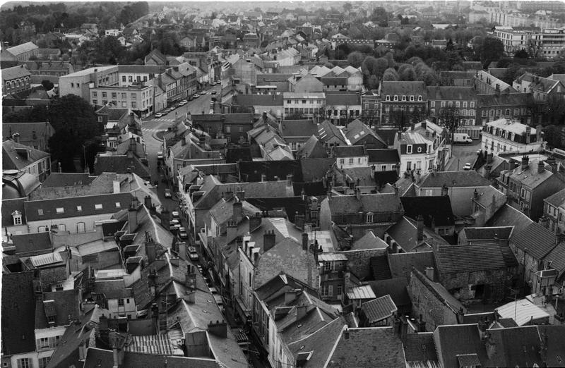 Quartier sud-ouest de la vieille ville, de la rue de la Couronne à la rue de l'Ecu, vue prise des hauteurs de l'église Saint-Salomon.