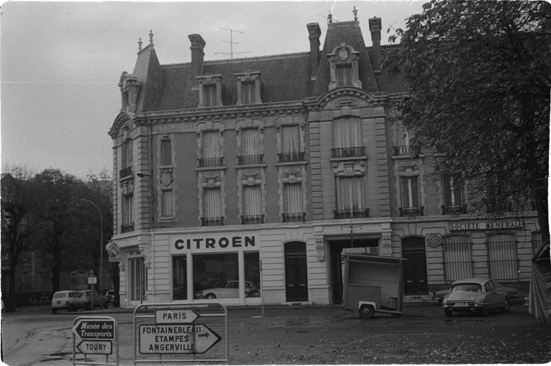 Façade de la maison 19e siècle, à l'angle des deux rues.