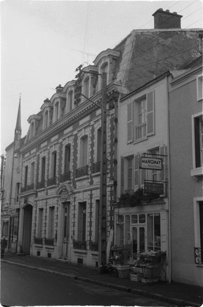 Façade sur rue de la maison 19e siècle.