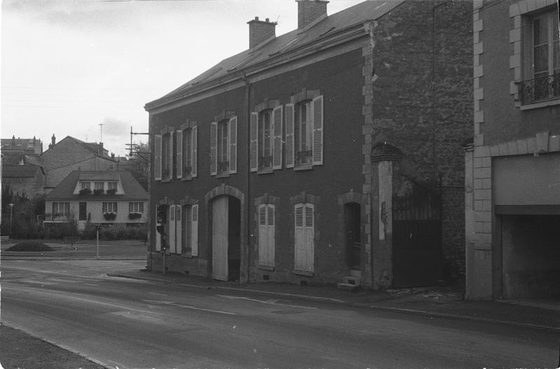 Façade de la maison 19e siècle, à l'angle des deux rues.