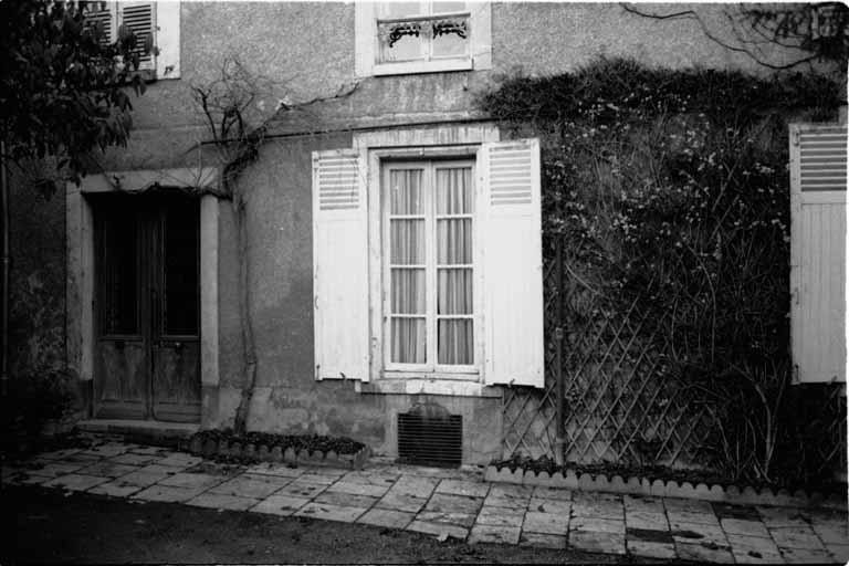 Façade est, détail des baies chanfreinées.