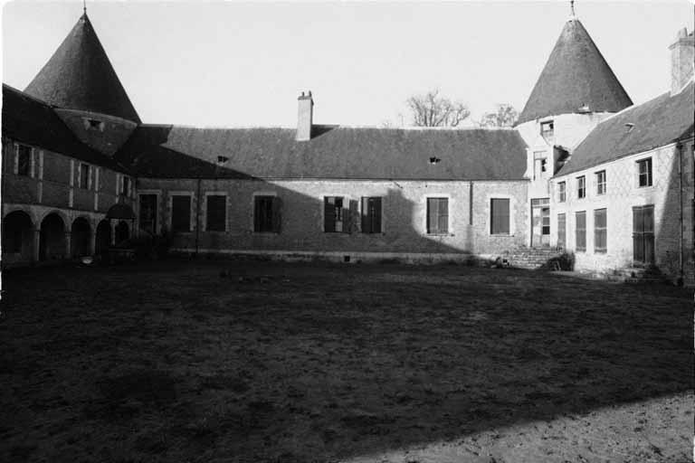 Cour intérieure, vue d'ensemble.