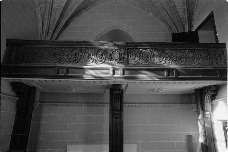 Chapelle : galerie du premier étage et armoiries des Lambert.