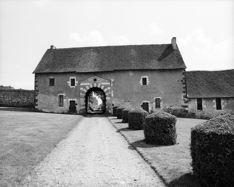 Vue d'ensemble du passage d'entrée sud, façade nord.