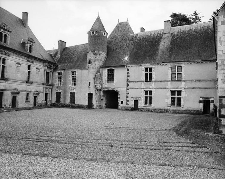 Corps antérieur, façade ouest sur cour.