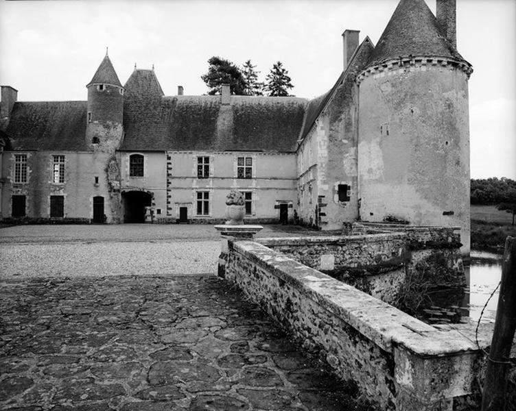 Façade sur cour, aile sud et corps antérieur, pris de l'ouest.