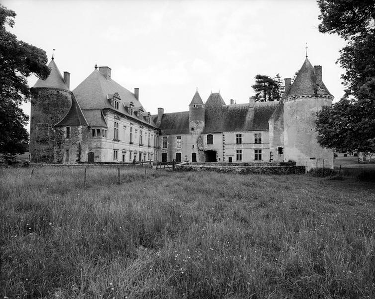 Façade sur cour, vue d'ensemble prise de l'ouest.