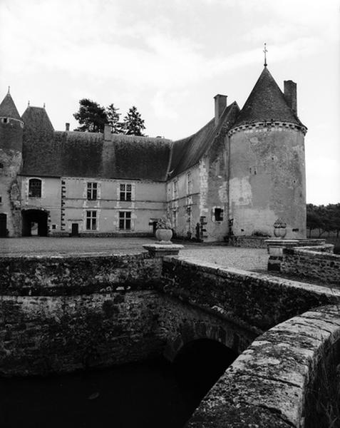 Façade sur cour, aile sud, prise du nord-ouest.