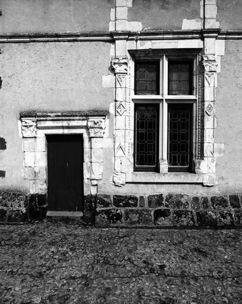 Corps antérieur, façade ouest sur cour, partie sud : fenêtre et porte du premier niveau.