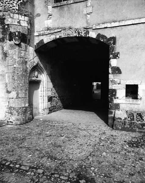 Corps antérieur, façade ouest sur cour, passage central.