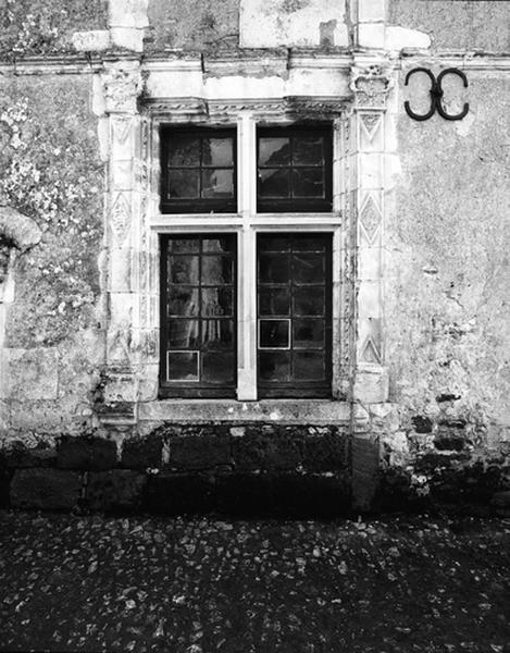 Façade nord sur cour, aile sud, premier niveau, vue d'ensemble de la fenêtre de gauche.