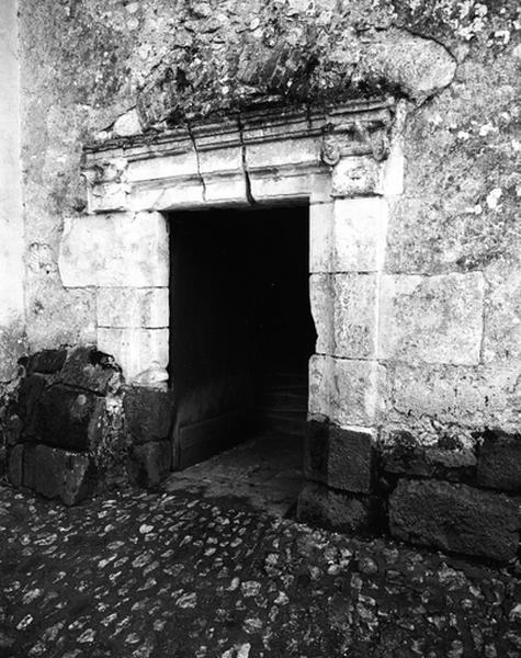 Façade nord sur cour, aile sud, premier niveau, vue d'ensemble de la porte.