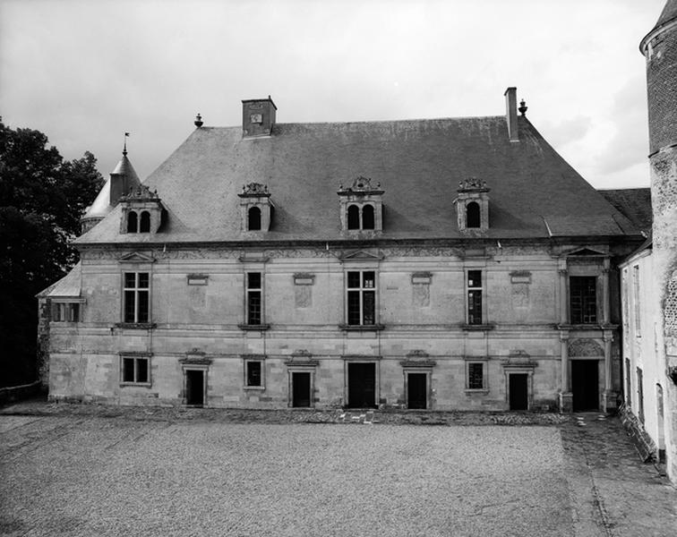 Façade sud sur cour, aile nord, vue d'ensemble.