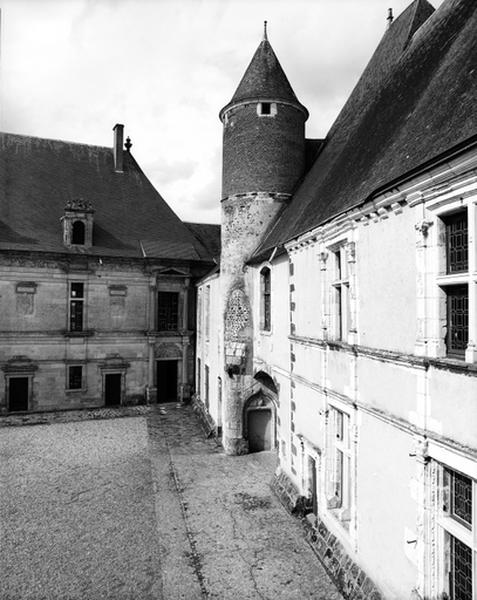 Corps antérieur, façade ouest sur cour, vue en enfilade prise du sud.