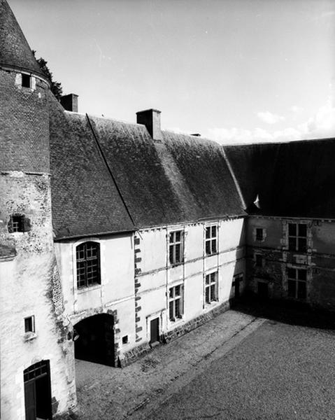 Corps antérieur, façade ouest sur cour, vue en enfilade prise du nord.